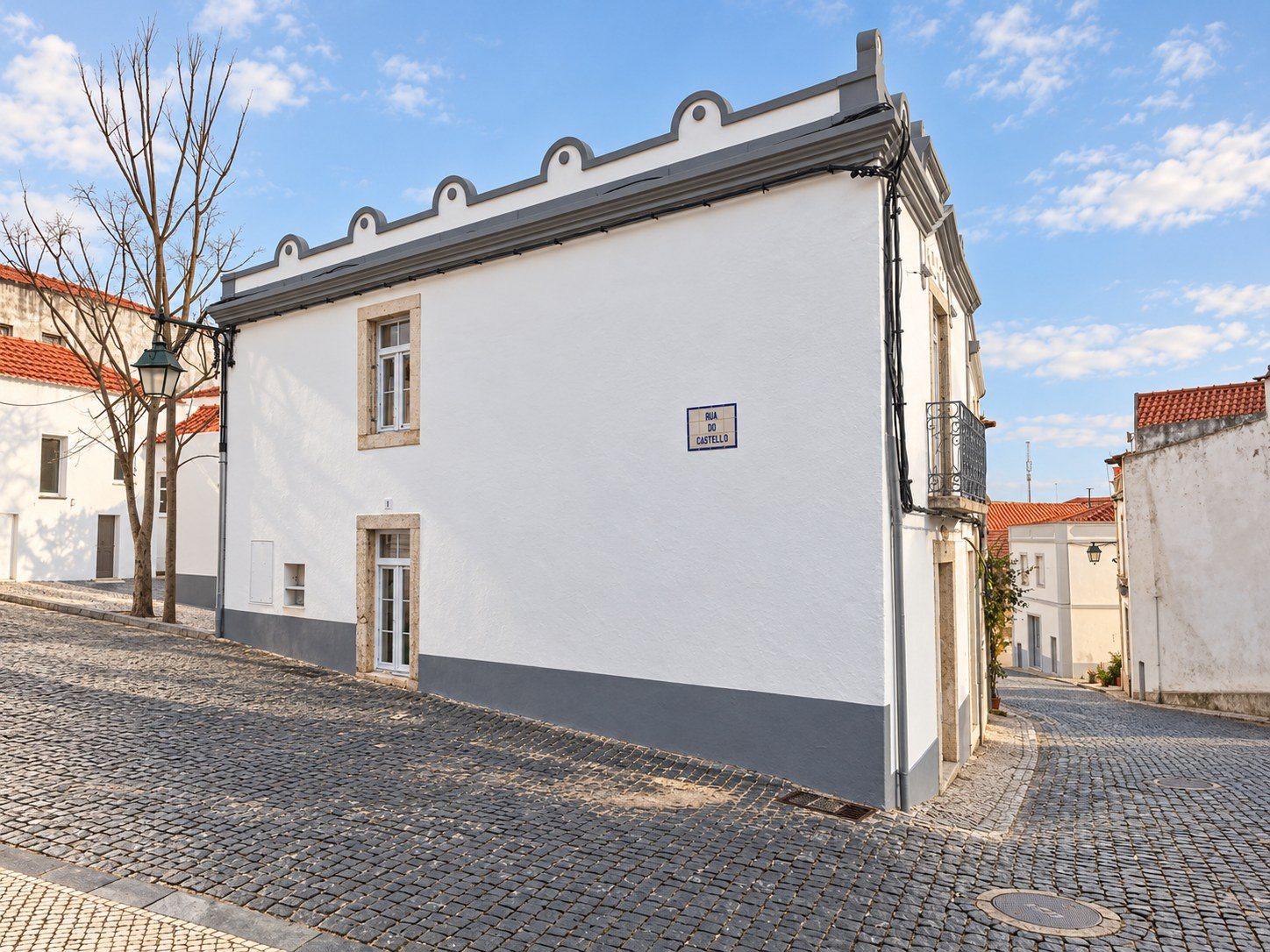 The side façade on Rua do Castelo