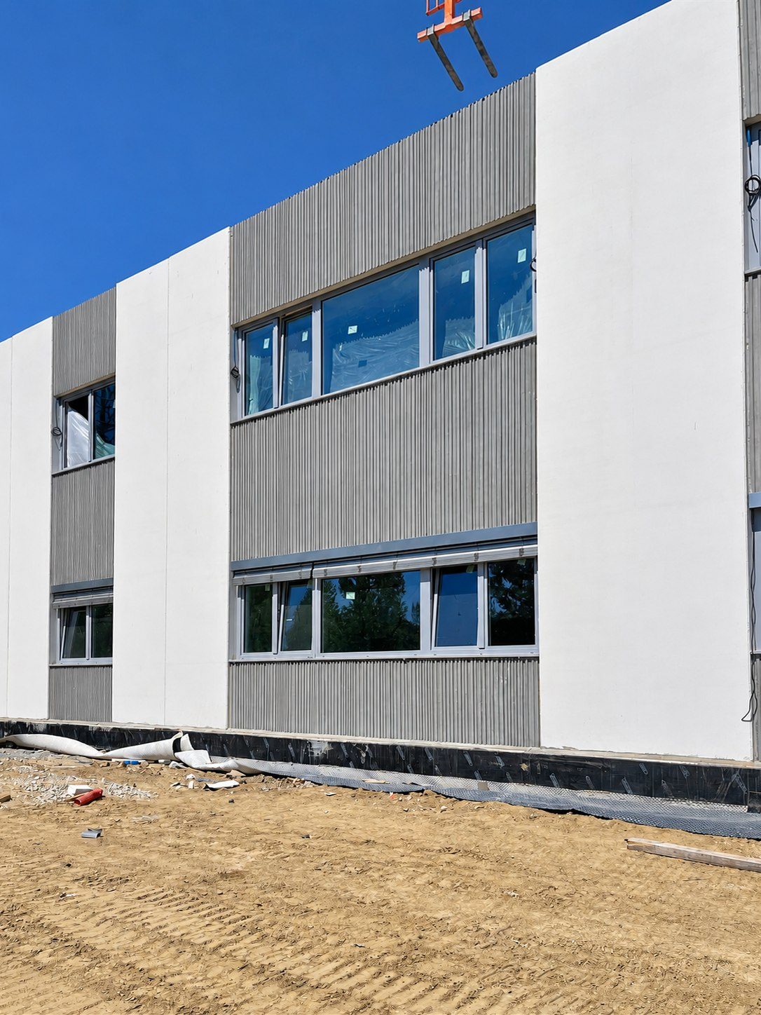 Ribbed façade panels and windows